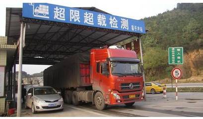 每月8次全省統一行動，重拳整治貨車超限超載，護航道路普通貨物運輸安全
