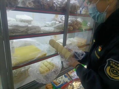 筑牢春節(jié)食品安全防線 —— 東華鎮(zhèn)市場監(jiān)管所開展豆制品小作坊專項(xiàng)監(jiān)督檢查